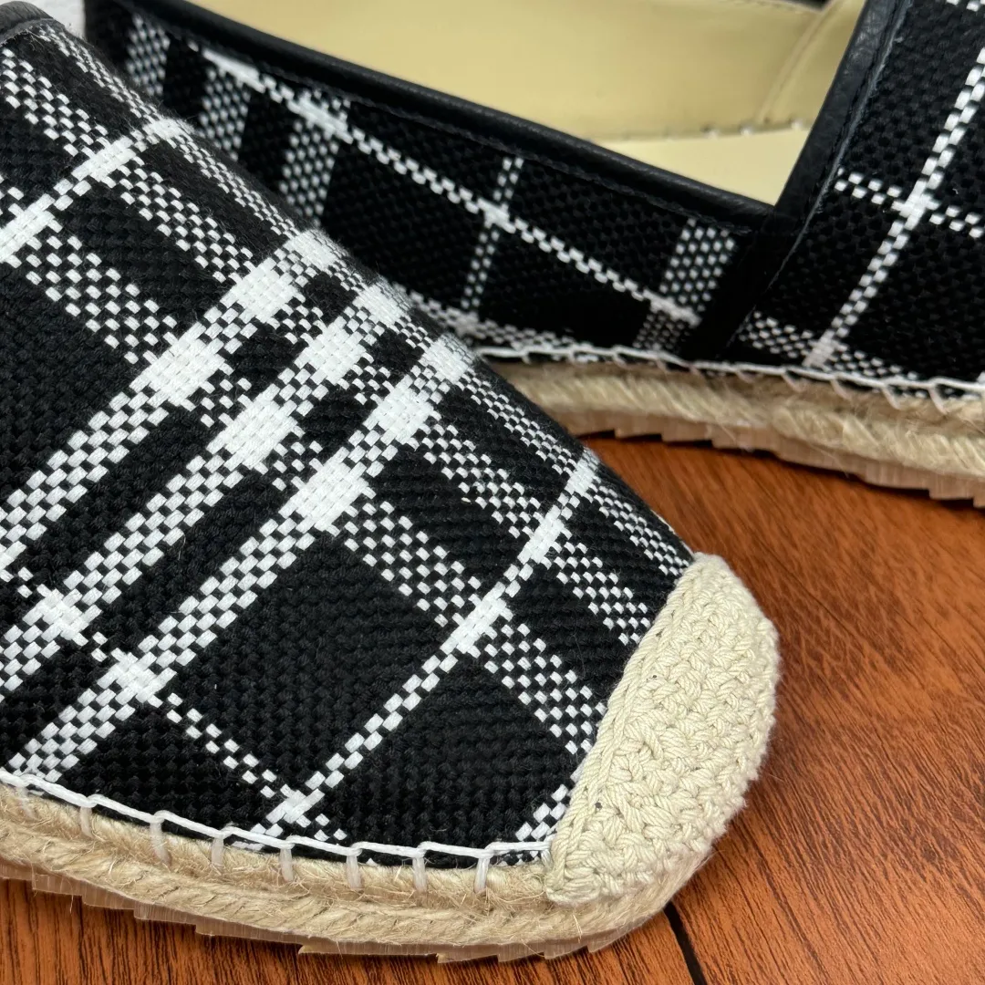 Batch 600 Burberry/Burberry new summer men's embroidered straw fisherman shoes, cool slip-on straw shoes! Encounter British fashion with Burberry espadrilles, a perfect blend of classic and fashionable. The unique printing on the upper is a manifestation of the brand's style. Every color and every pattern tells the story of England. Straw soles bring a natural texture, comfortable and chic. Whether you are strolling in the city streets or heading to the beach for vacation, it can add elegance and charm to you, easily become the center of attention, and start your own fashion journey. Classic knitted canvas upper, with thin calfskin lining suitable for summer, straw lining, genuine leather patch at the bottom of the heel, hemming technology, and Mark stitching details! Anti-slip rubber bottom layer, integrated injection molding of large LOGO letters and badges, multiple colors and styles to choose from, complete package! Size: 39-40-41-42-43-44 Normal size Item number: 2025-5 knitted black